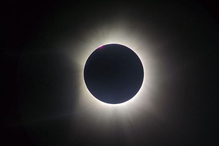 Imagen de portada - Huéspedes de Oceanwide Expeditions Presencian Eclipse Total en Scoresbysund, Groenlandia