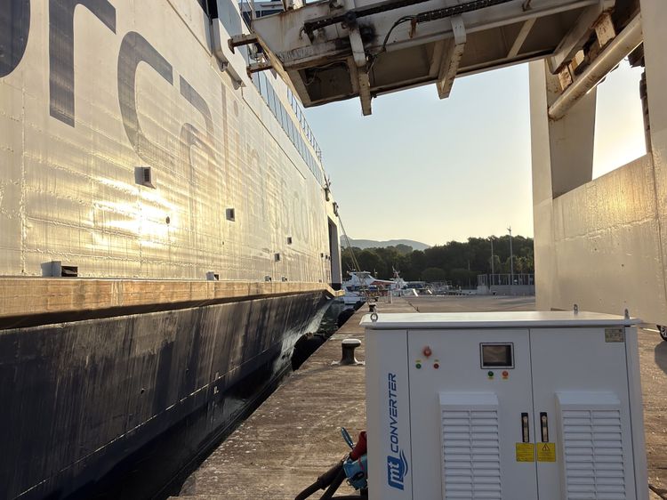 El puerto de Alcúdia realiza su primera conexión eléctrica de baja tensión a un buque