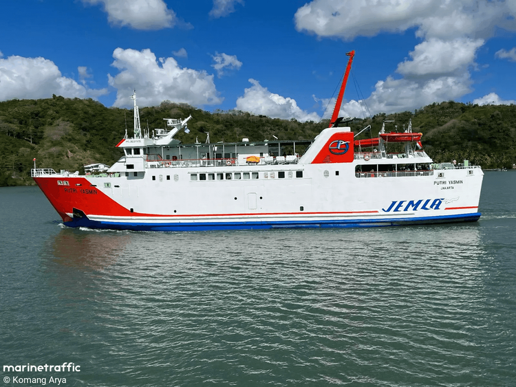Imagen de portada - Incendio de ferry en el estrecho de Lombok en Indonesia cobra una vida, 172 rescatados