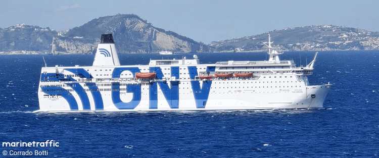 Imagen de portada - Incendio en la sala de máquinas deja inoperativo al ferry GNV Azzurra en el Mediterráneo, no se reportan heridos
