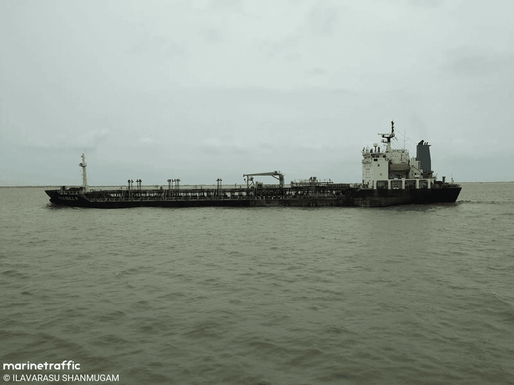 Imagen de portada - Indian Coast Guard Performs Damage Control on Product Tanker Taking on Water