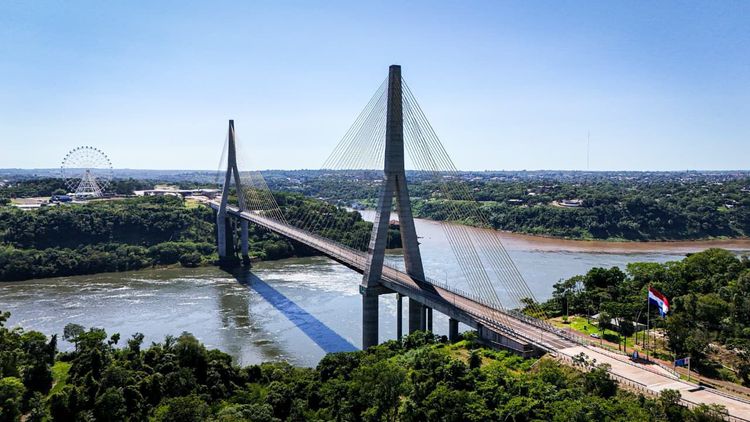 Imagen de portada - Integration Bridge: New Schedule for Cargo Trucks Between Paraguay and Brazil