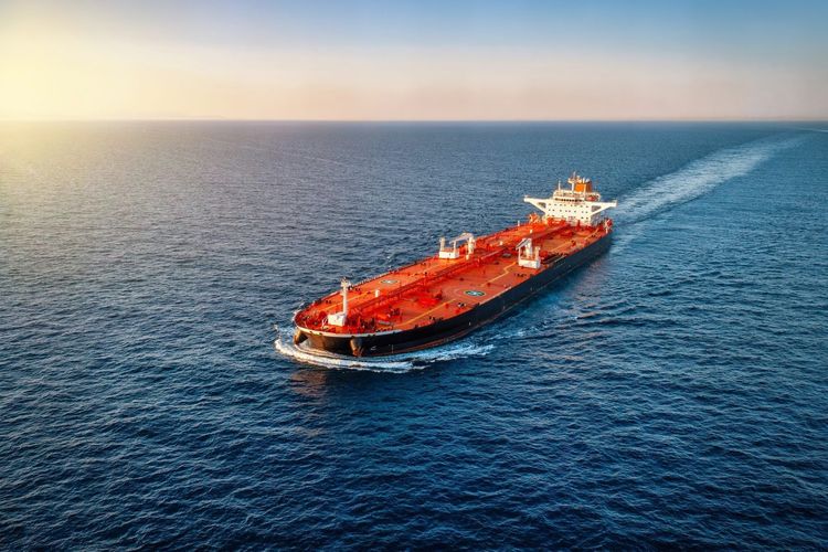 Imagen de portada - Interrupciones en el Estrecho de Ormuz Agotan los Inventarios Mundiales de Petróleo, Advierte la AIE