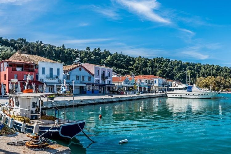 Imagen de portada - Katakolon Emerge como la Alternativa de Marella a Santorini en Cruceros por el Mediterráneo
