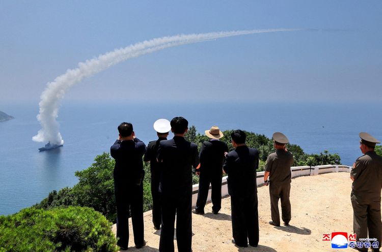 Imagen de portada - Kim Jong Un Observa Prueba de Misil de Crucero en el Destructor Kang Kon