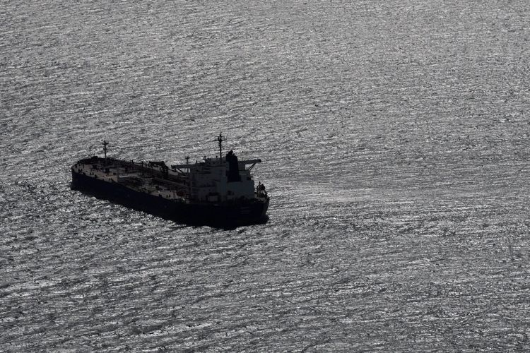 Imagen de portada - La UE podría mantener el tope de precios del petróleo ruso sin cambios en 44 dólares por barril para presionar a Moscú