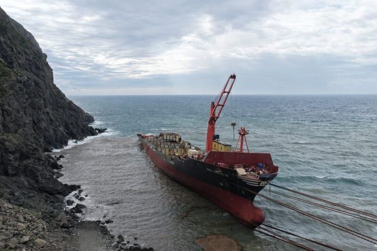 Imagen de portada - Las operaciones de salvamento acercan 53 metros a la costa los restos del MSC Baltic III