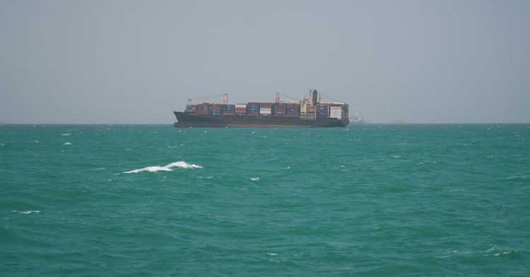 Imagen de portada - Los hutíes declaran un bloqueo naval y advierten contra las operaciones en puertos saudíes