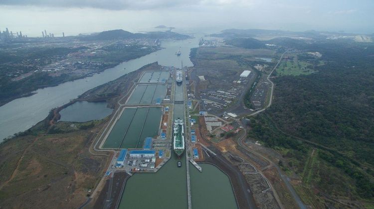 Imagen de portada - Los recortes de calado en el Canal de Panamá empeorarán la congestión mientras 112 buques esperan el tránsito