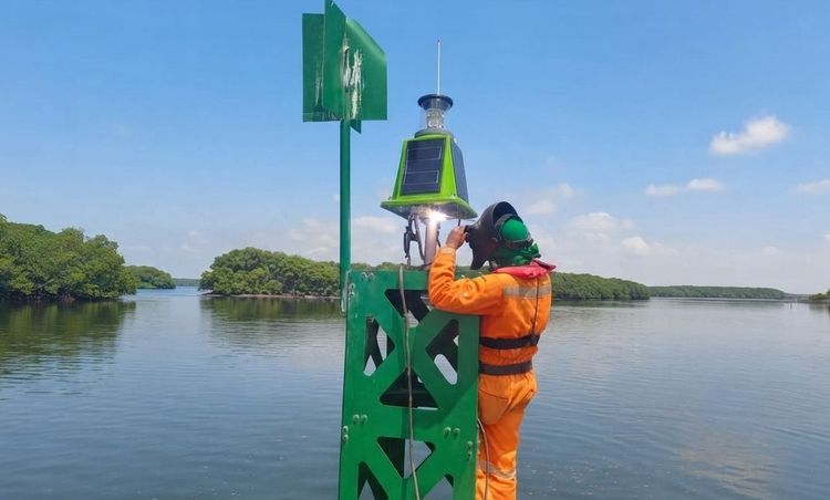 Imagen de portada - Maintenance of Maritime Signaling in Guayaquil: APG and INOCAR