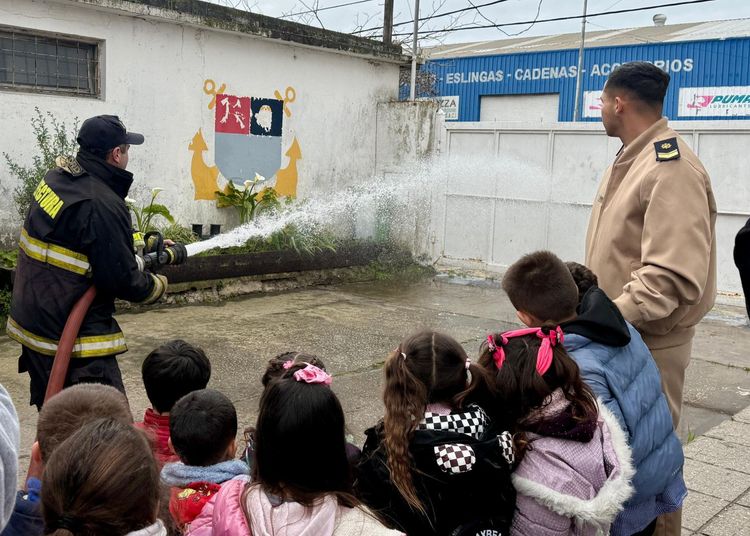 Imagen de portada - Mar del Plata: bomberos de la Prefectura recibieron la visita de alumnos de un jardín de infantes