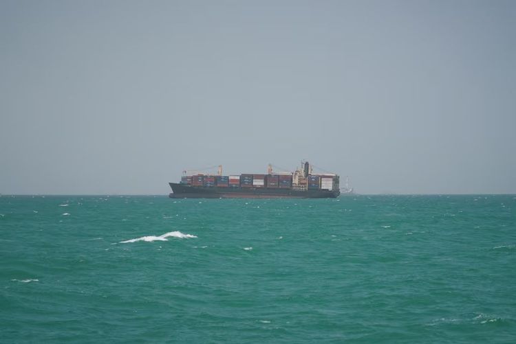 Imagen de portada - Maritime Traffic Diverges in Straits of Hormuz and Bab el-Mandeb