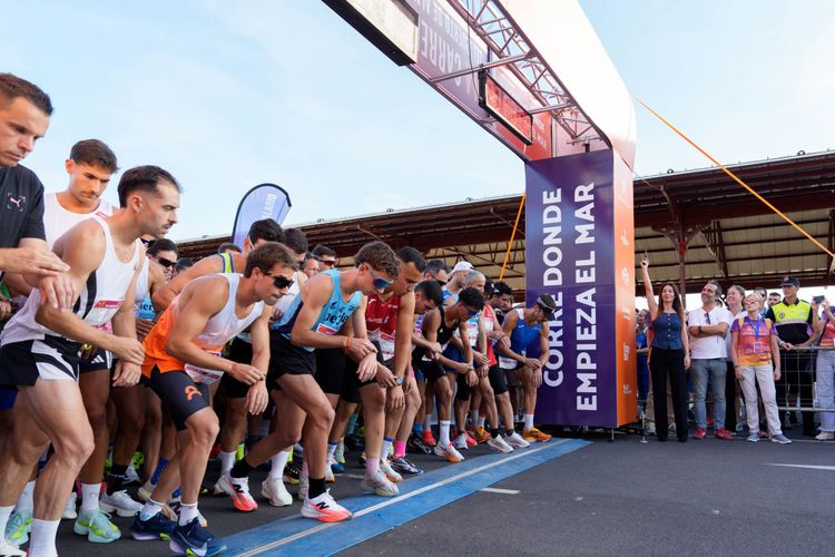 Imagen de portada - Más de 2.000 personas en torno a la primera carrera del Puerto de Almería al atardecer