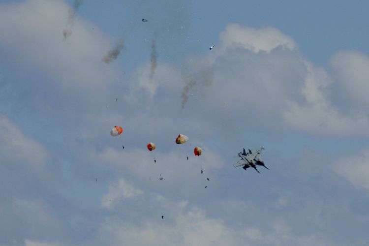 Imagen de portada - Miembros de la tripulación de aviones militares se eyectaron de forma segura tras una colisión en un espectáculo aéreo en Idaho, dice la Marina