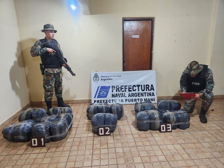 Imagen de portada - Misiones: Prefectura secuestró más de 60 kilos de marihuana