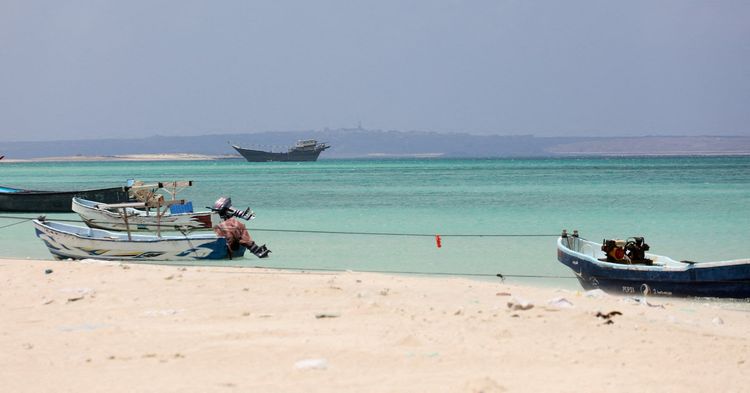 Imagen de portada - Muertes de tripulantes en ataque en el Mar Rojo mientras un misil impacta un buque en el Golfo