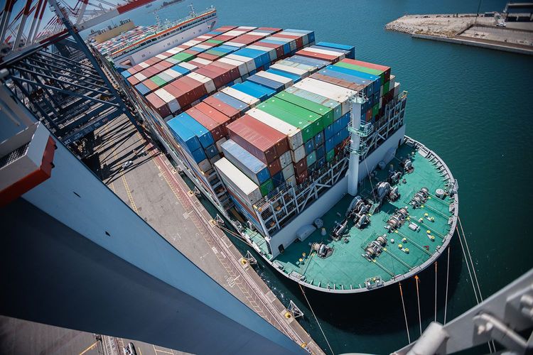 Imagen de portada - OOCL Iris Makes Inaugural Call at Long Beach Container Terminal