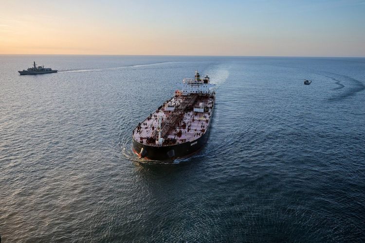 Imagen de portada - Operaciones navales europeas incautan petrolero de la flota en la sombra vinculado a Rusia