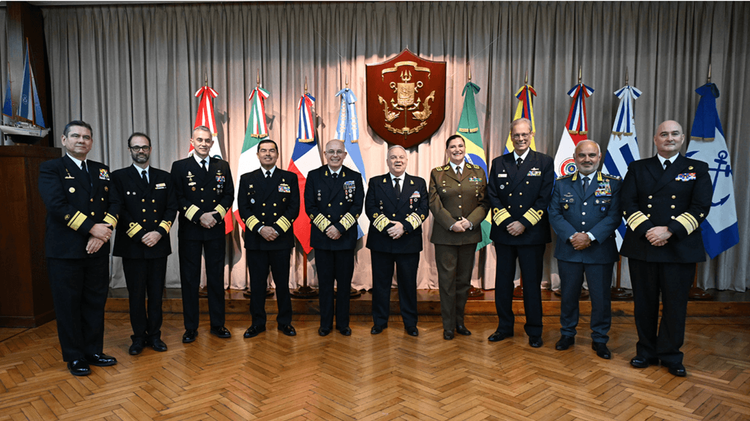 La Prefectura Naval Argentina recibió a autoridades extranjeras que arribaron al país para celebrar su aniversario