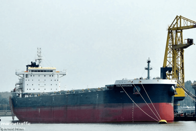 Imagen de portada - Panamanian-flagged Bulk Carrier Collides with Fishing Boat in Singapore Strait