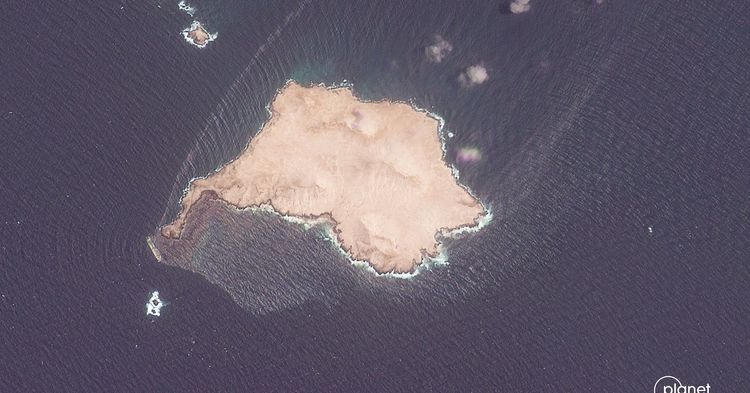 Imagen de portada - Petrolero de la flota en la sombra derrama petróleo frente a la costa de Omán, confirman imágenes de satélite