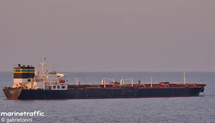 Imagen de portada - Petrolero de la flota en la sombra rusa sancionada atacado por Ucrania