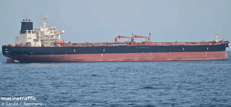 Imagen de portada - Petroleros con bandera saudí Encelia y Layla, objetivo de ataques hutíes en el Mar Rojo