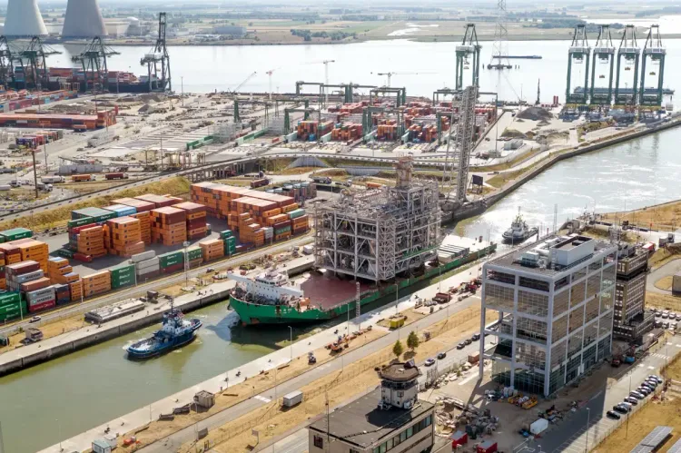 Imagen de portada - Port of Antwerp Receives 55-Meter Module for Ethane Cracker Plant