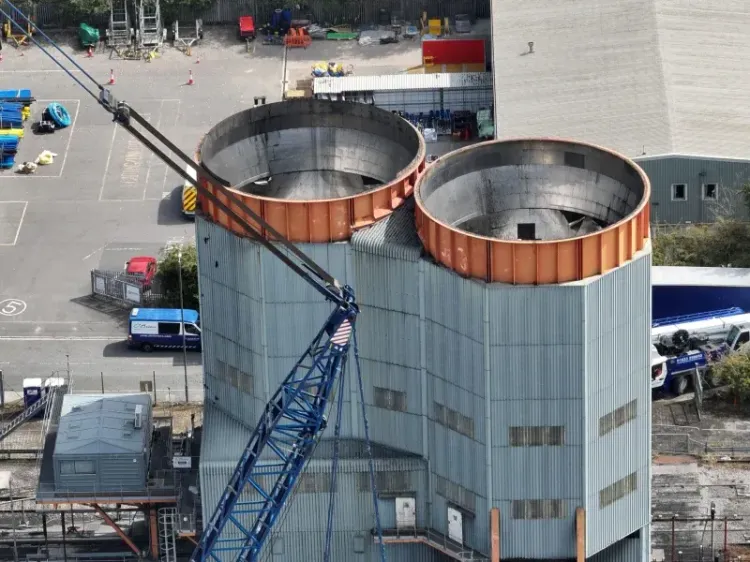 Imagen de portada - Port of Bristol Begins Final Phase of Coal Silo Dismantling in Avonmouth