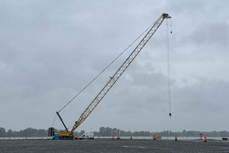 Imagen de portada - Port of Montreal Installs 300-Ton Crane for Container Terminal