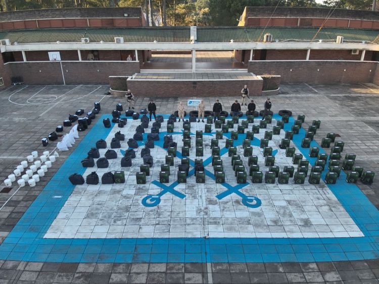 Imagen de portada - Prefectura realizó múltiples allanamientos y secuestró mercadería por más de 358 millones de pesos por una causa de contrabando y venta de drogas