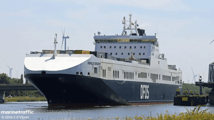 Imagen de portada - Primula Seaways reflotado tras encallar en Terneuzen