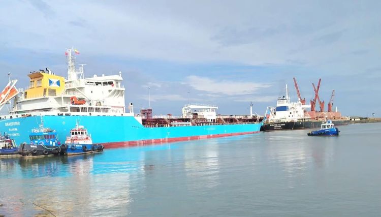 Imagen de portada - Puerto de Esmeraldas moviliza 39.000 toneladas de clínker