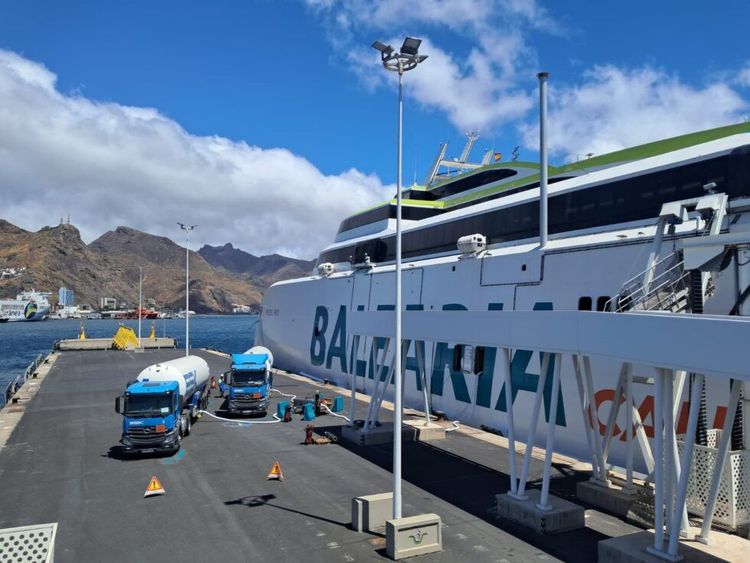 Imagen de portada - Santa Cruz de Tenerife Carries Out First LNG Supply by Trucks to Baleària Vessel