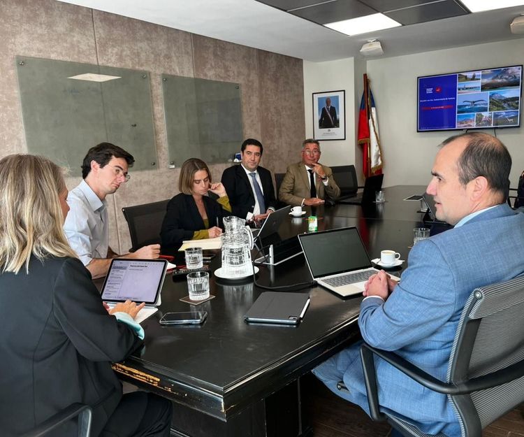 Imagen de portada - Southern Cone Ports Corporation and Undersecretariat of Tourism Discuss Challenges of Cruise Tourism in Chile