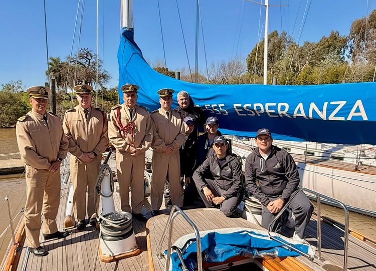 Imagen de portada - The General Petty Officer in Charge of the Prefecture Visited the Yacht "Esperanza"