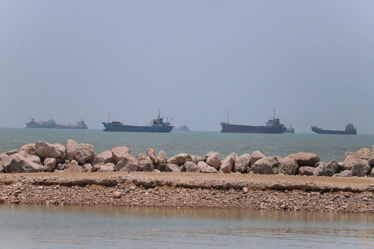 Imagen de portada - Tránsito de petroleros por el Estrecho de Ormuz persiste a pesar de ataques recientes