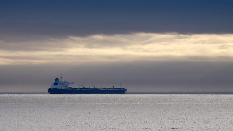 Imagen de portada - VLCC Amzan Alcanzado por Misil Houthi en Escalada del Mar Rojo