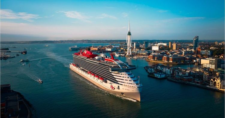 Imagen de portada - Valiant Lady se conecta al sistema de energía en tierra de Portsmouth en una primicia europea