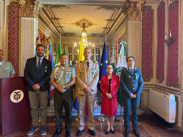 Imagen de portada - We Received a Decoration from the National Police of Colombia