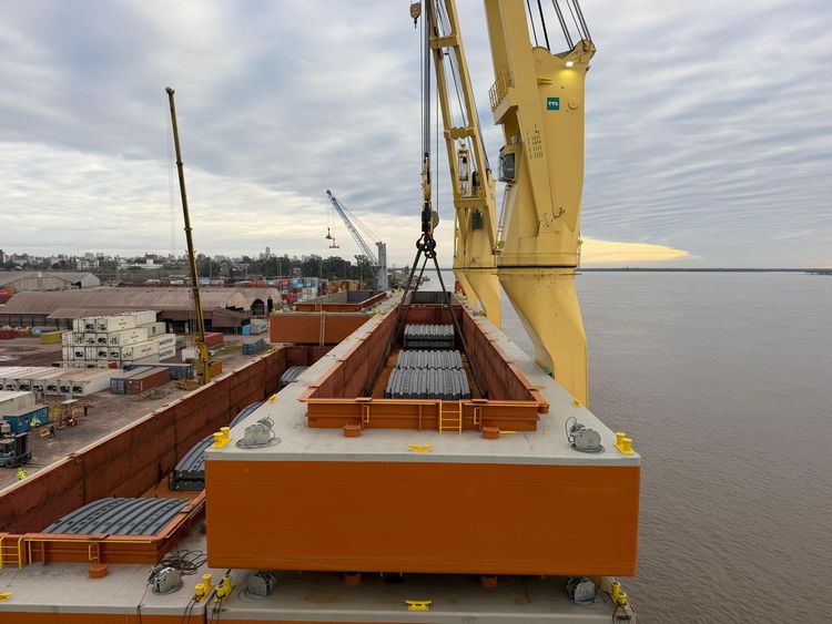 El Puerto de Rosario concretó una operación inédita con 12 barcazas y más de 4.400 toneladas de carga