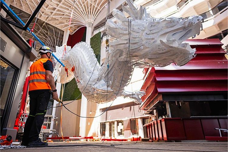 Imagen de portada - World Asia completa la instalación de la escultura del dragón antes de sus cruceros de debut