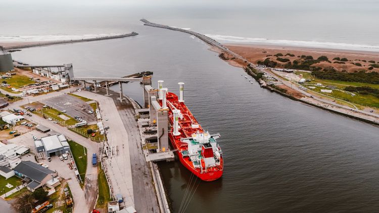 Innovación y tecnológia y sustentabilidad en Puerto Quequén: Arribó el buque "Santiago I" equipo con modernas velas de succión