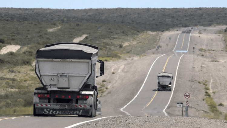 La Pampa impulsará una tasa vial para los camiones que transportan insumos hacia Vaca Muerta