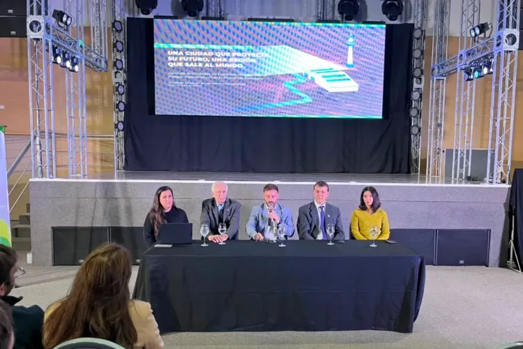 Presentaron en Concordia un estudio para desarrollar un nodo logístico con puerto de barcazas en Salto Grande