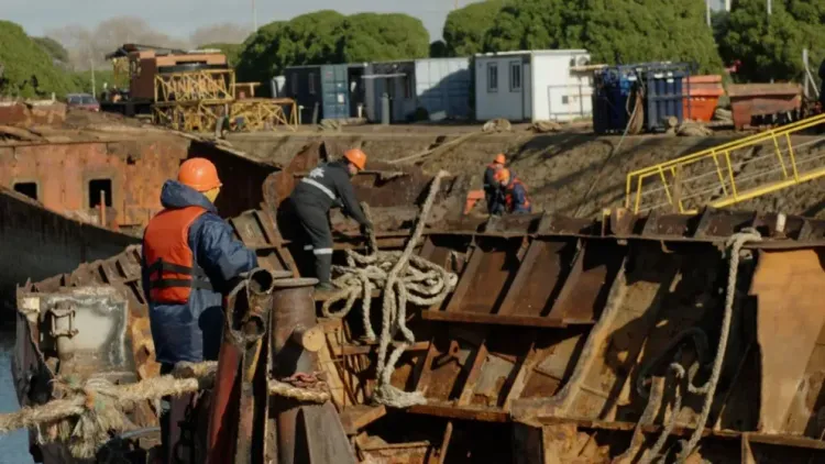 El Puerto de Mar del Plata trasladó una embarcación inactiva de 46 metros para su desguace y ya recuperó más de 1.400 metros de muelle