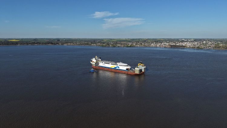 Uruguay recibe al China Zorrilla: el ferry 100% eléctrico más grande del mundo ya está en el Río de la Plata