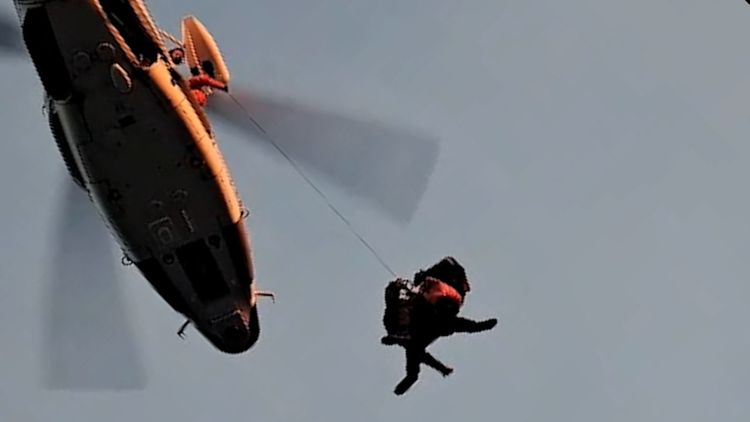 Prefectura Naval Argentina realizó una aeroevacuación de urgencia para rescatar a un pescador con un cuadro cardíaco frente a Bahía Blanca