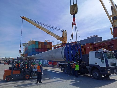 Descargaron en Comodoro Rivadavia tres palas eólicas de 51 metros para el Parque Eólico Kosten