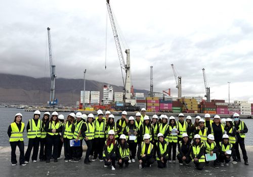 45 estudantes de Alto Hospicio visitam instalações do Porto de Iquique